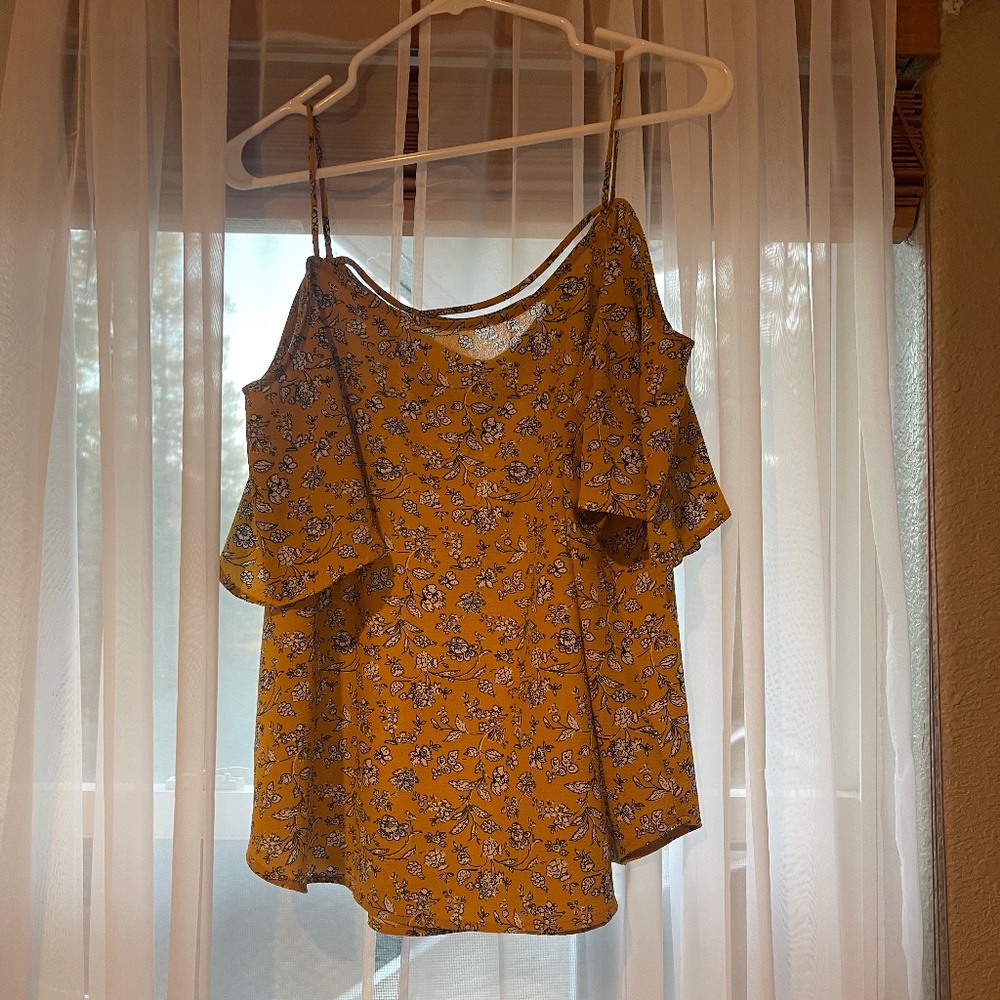 Shoulderless blouse